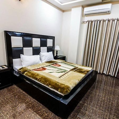Midway Hotel & Restaurant Sadiqabad Экстерьер фото