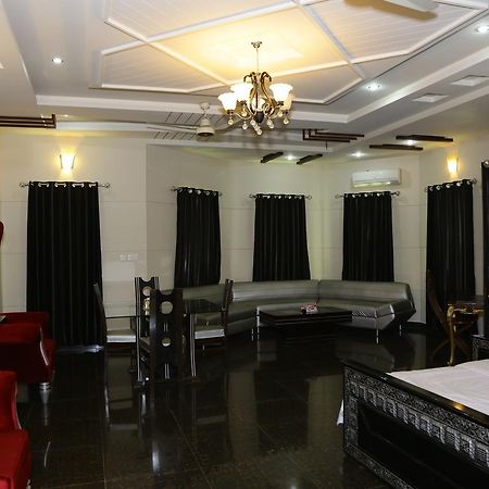 Midway Hotel & Restaurant Sadiqabad Экстерьер фото