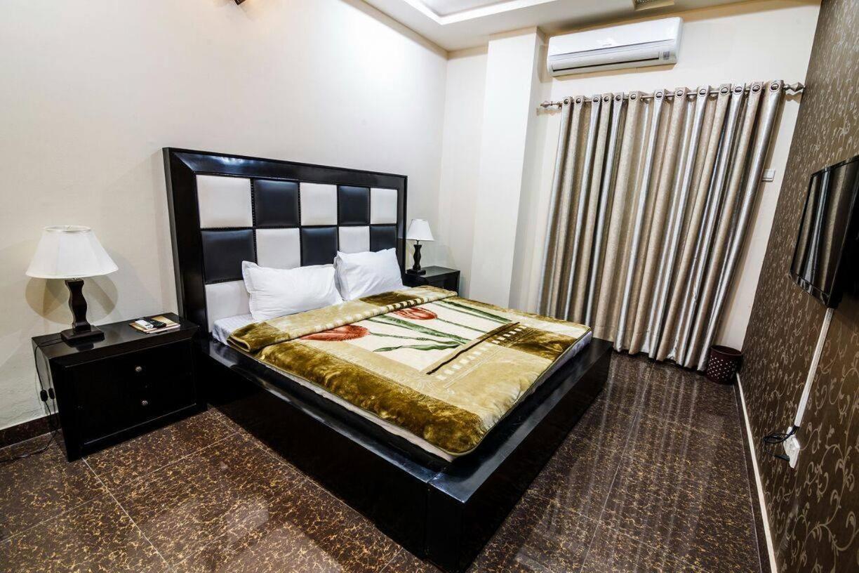 Midway Hotel & Restaurant Sadiqabad Экстерьер фото