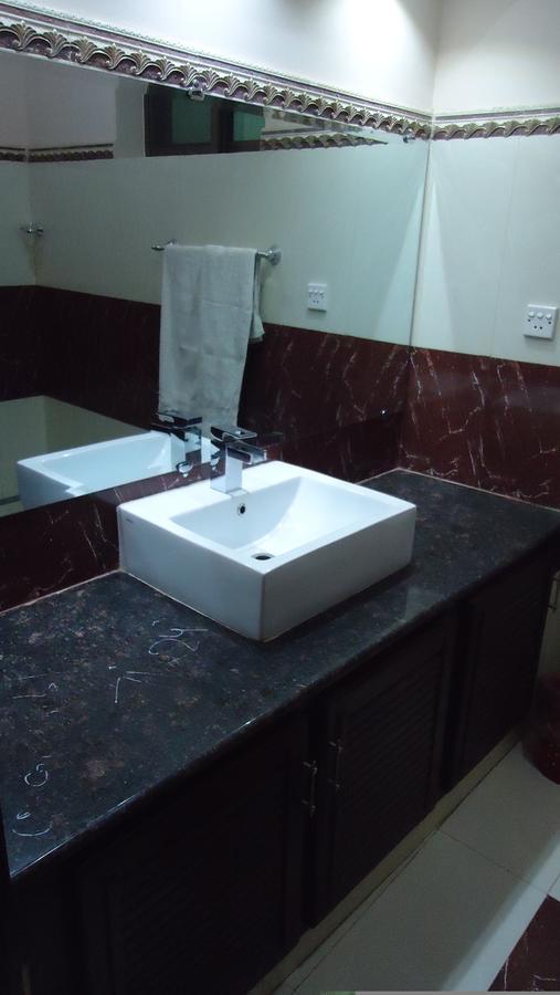 Midway Hotel & Restaurant Sadiqabad Экстерьер фото