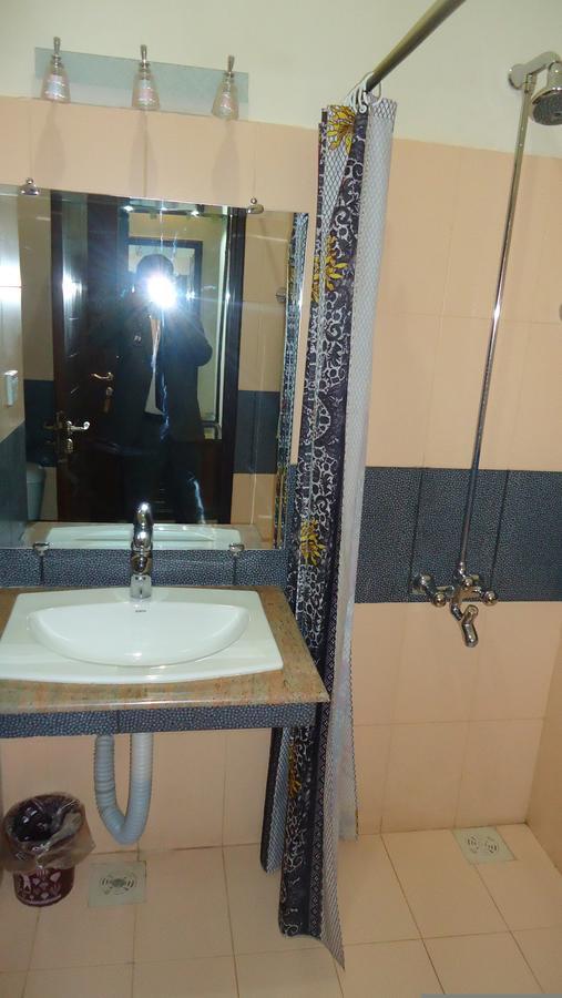Midway Hotel & Restaurant Sadiqabad Экстерьер фото
