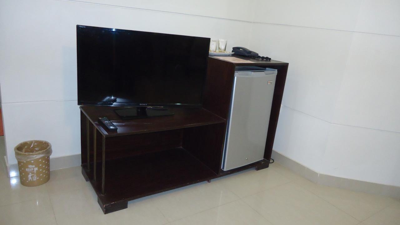 Midway Hotel & Restaurant Sadiqabad Экстерьер фото