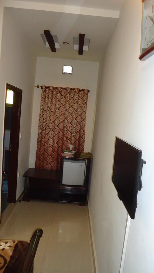 Midway Hotel & Restaurant Sadiqabad Экстерьер фото
