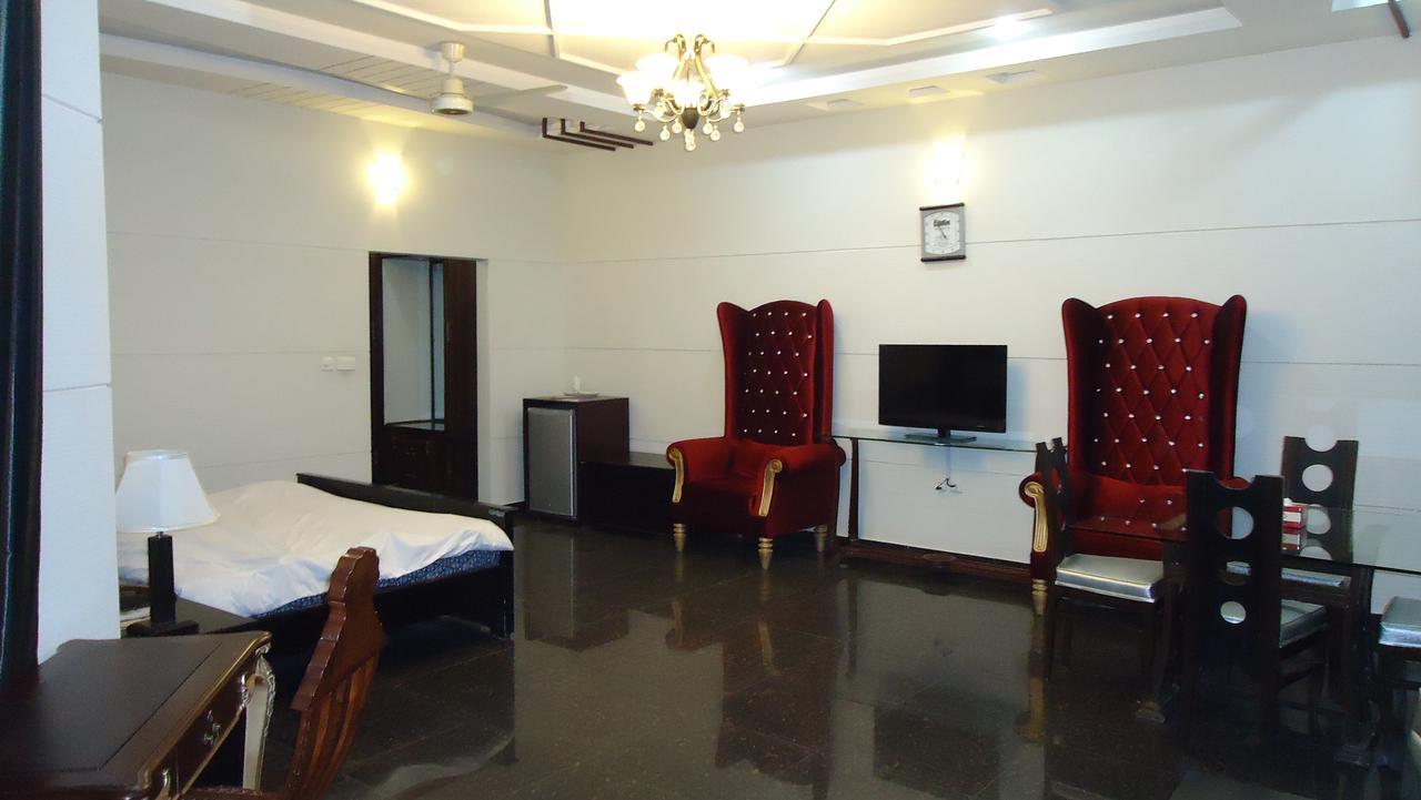 Midway Hotel & Restaurant Sadiqabad Экстерьер фото
