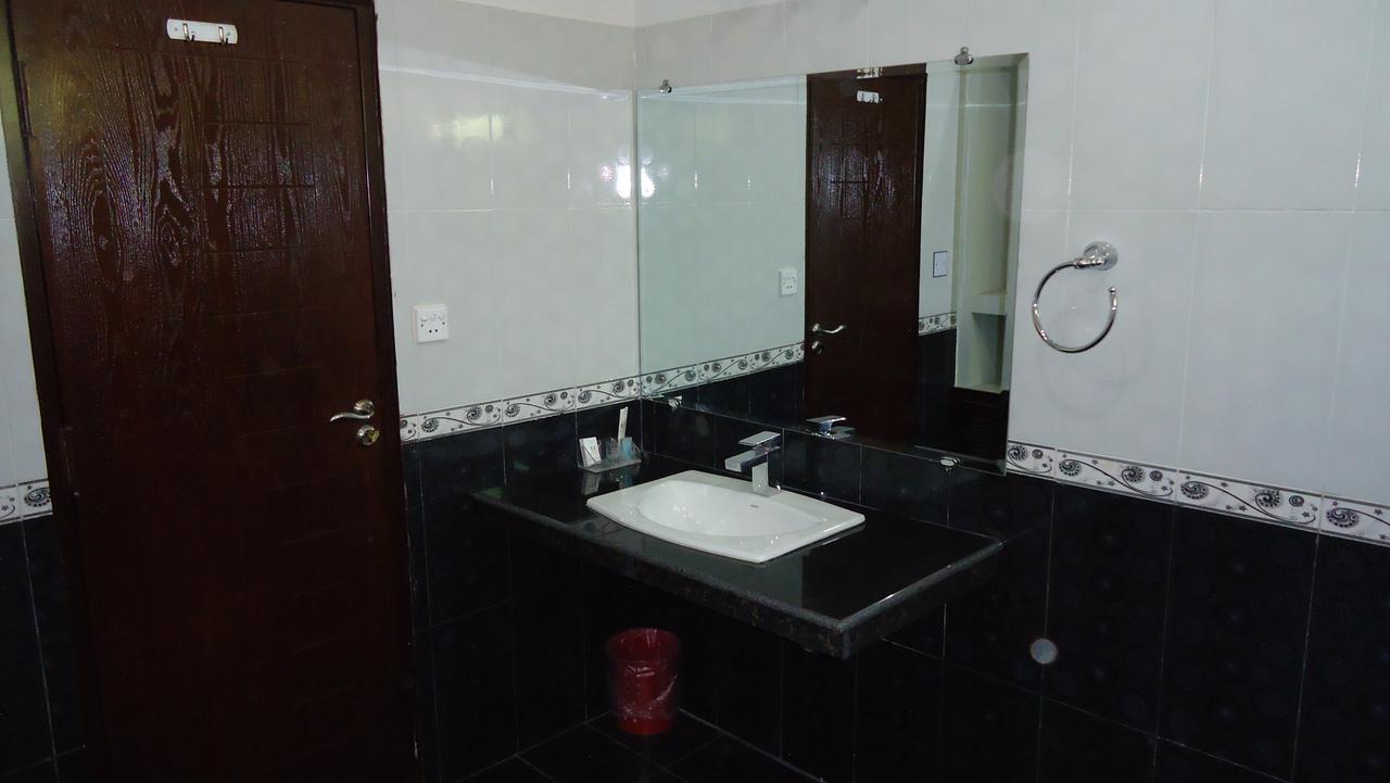 Midway Hotel & Restaurant Sadiqabad Экстерьер фото