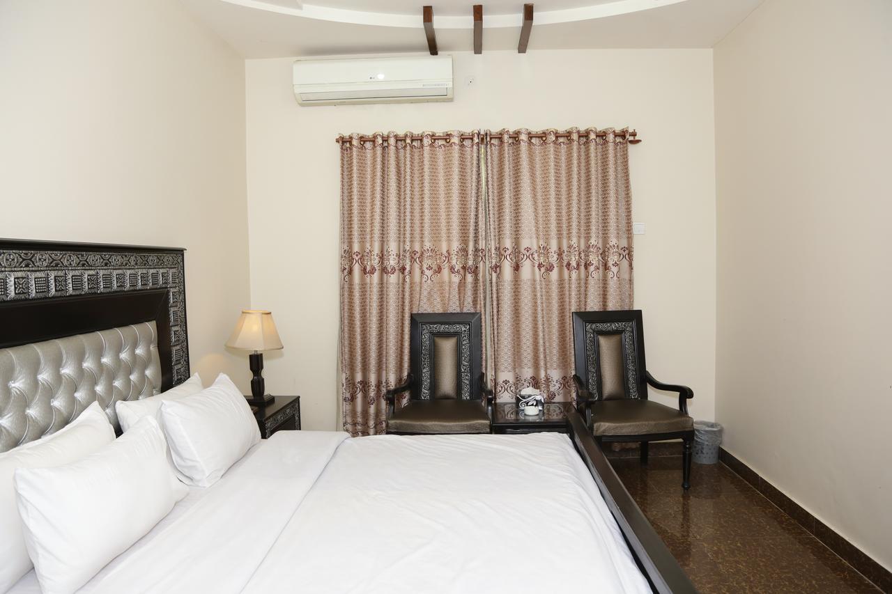 Midway Hotel & Restaurant Sadiqabad Экстерьер фото