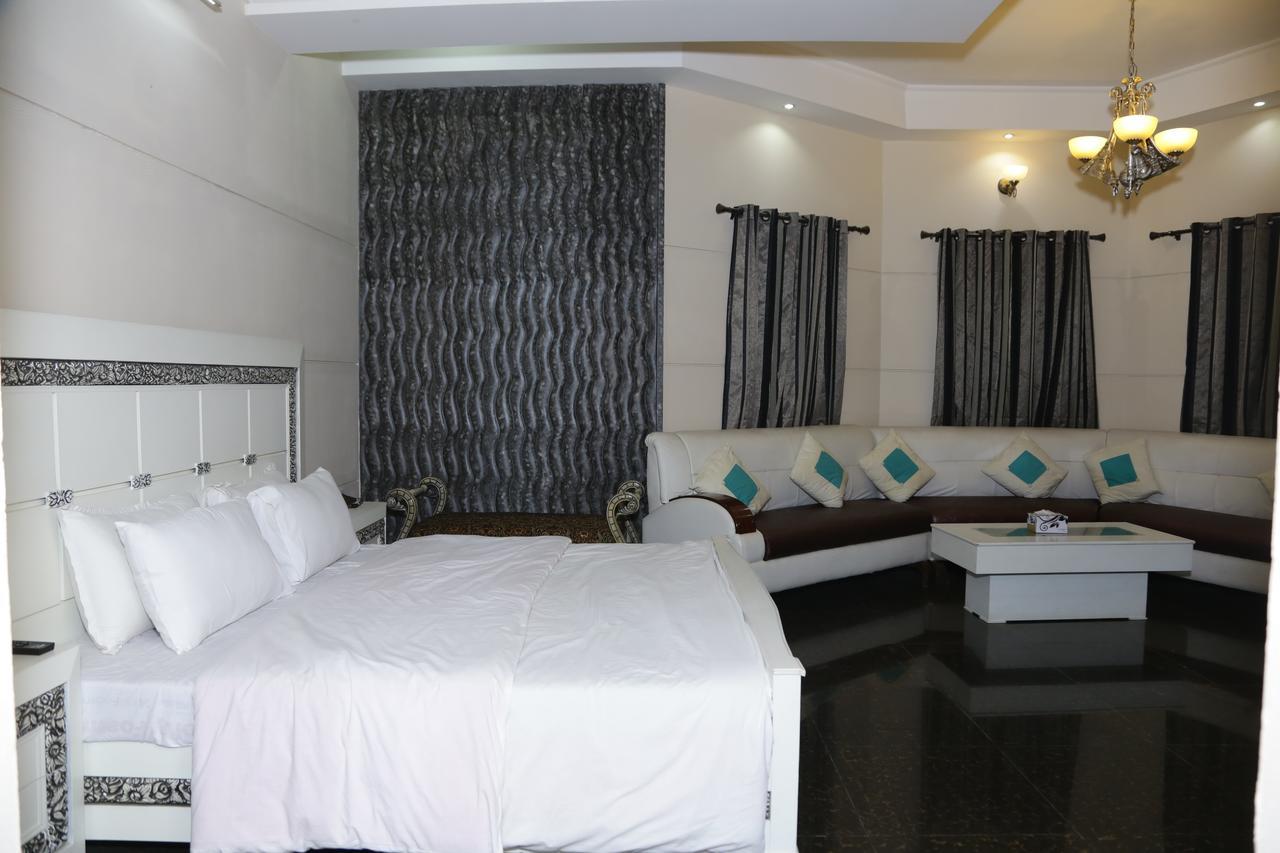 Midway Hotel & Restaurant Sadiqabad Экстерьер фото