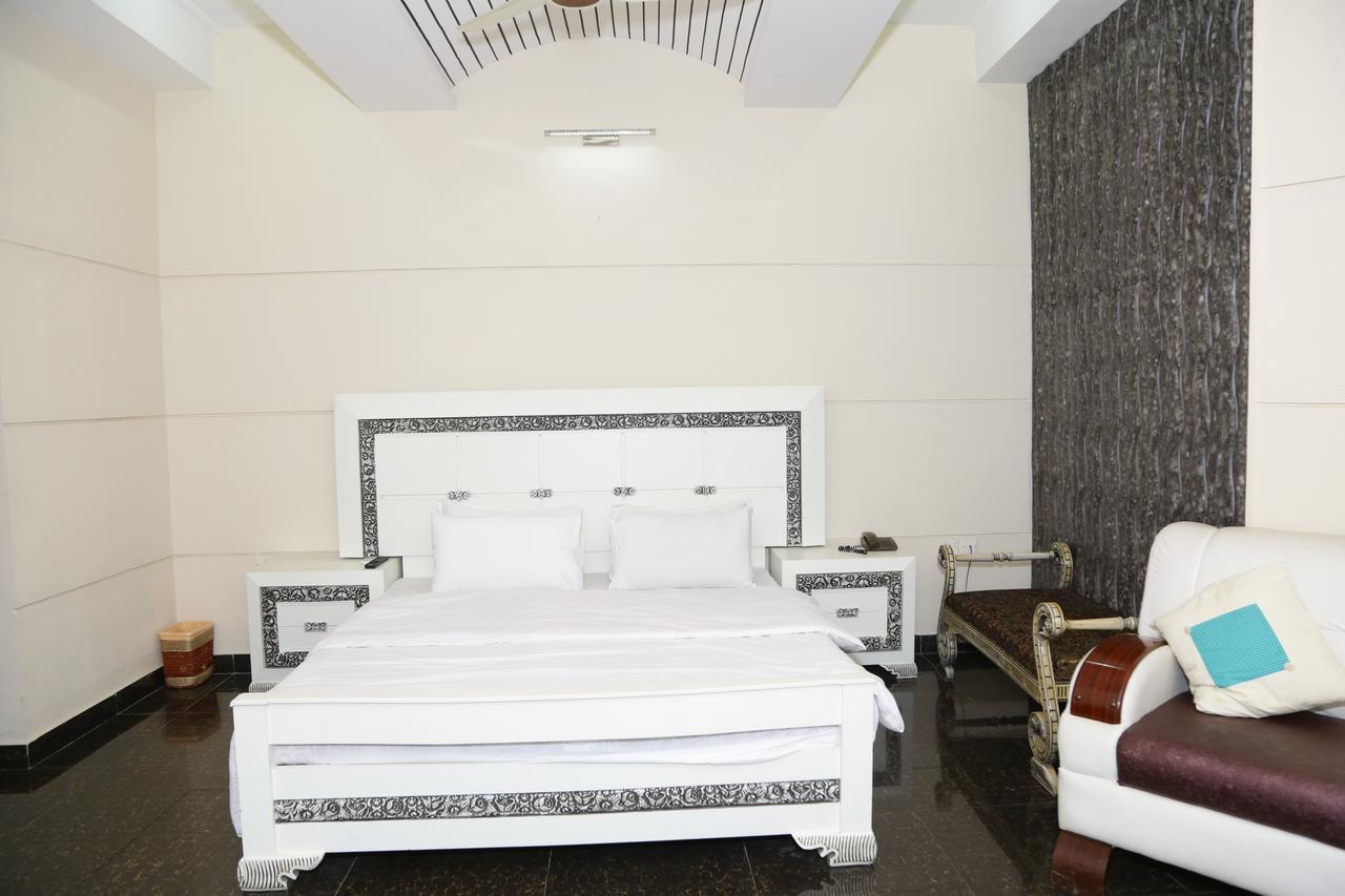 Midway Hotel & Restaurant Sadiqabad Экстерьер фото